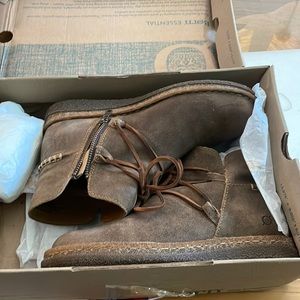 Brand new Born Calyn distressed leather boots in brown, size 9.